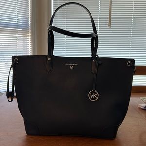 Large Navy Michael Kors tote w/ zipper pouch